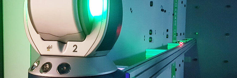 Lasertracker vor Längenkomparator. Mit dem Lasertracker lassen sich 3D-Koordinaten bestimmen.