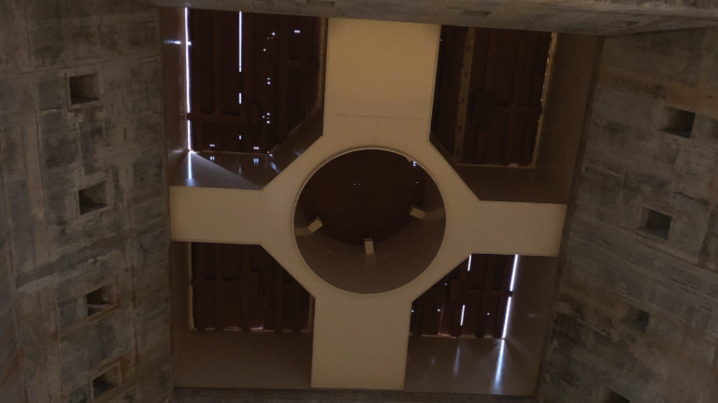 Sicht von unten auf die Startrampe der Ariane 6