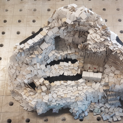 Ein aus 2500 Büchern gestaltetes Bühnenbild