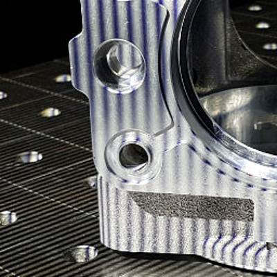 ScanKamera beim 3D-Scan eines Gehäuses mit einem Streifenlichtprojektor.