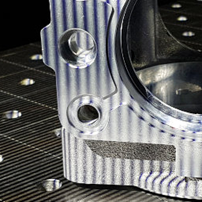 ScanKamera beim 3D-Scan eines Gehäuses mit einem Streifenlichtprojektor.