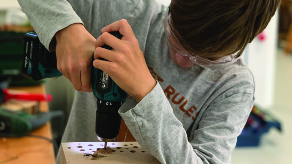Löcher bohren für das Insektenhotel