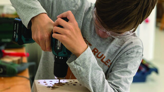 Löcher bohren für das Insektenhotel