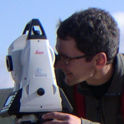 Präzisionstachymeter in luftiger Höhe. Ein Präzisionstachymeter ist ein optisches Koordinatenmessgerät.