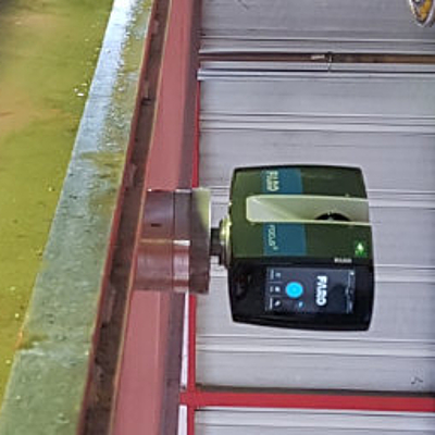 3D-Laserscanner an Krantraverse mit Magnetfuß befestigt.